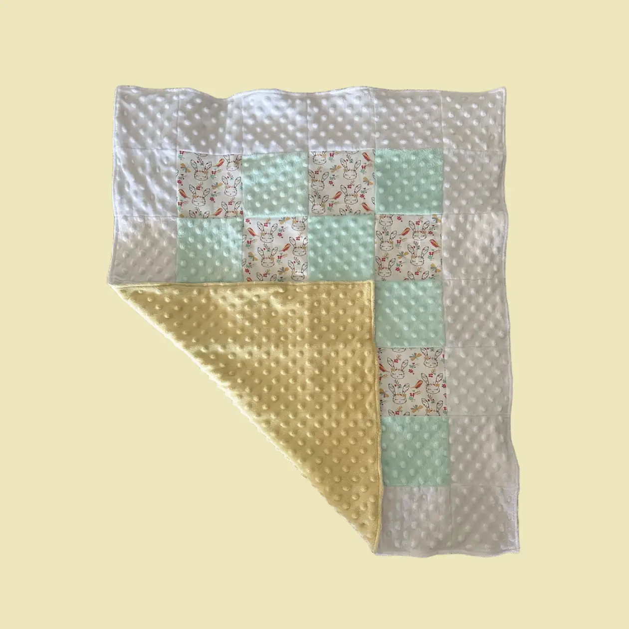 Couverture patchwork lapins menthe et jaune, dos minky